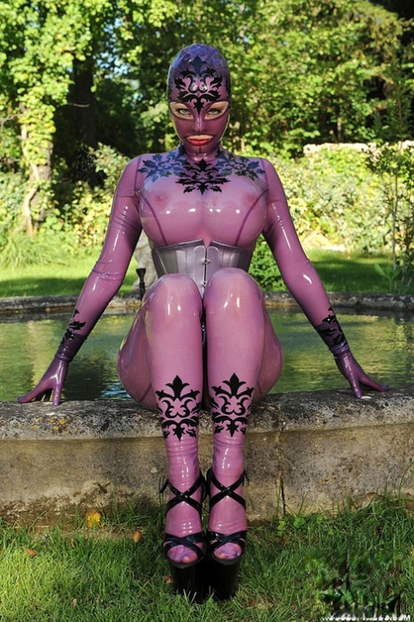 Latex Lucy top model pic