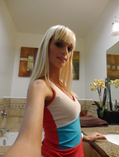 bubble butt blonde miniskirt sex sex photo