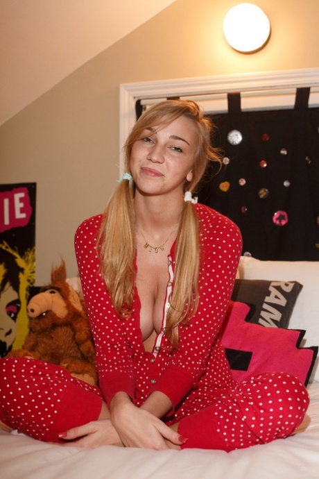 Kendra Sunderland hd actress photo